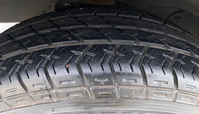 2017 Maruti Eeco 5 STR, Petrol, Manual, 31,809 km, Left Front Tyre Tread