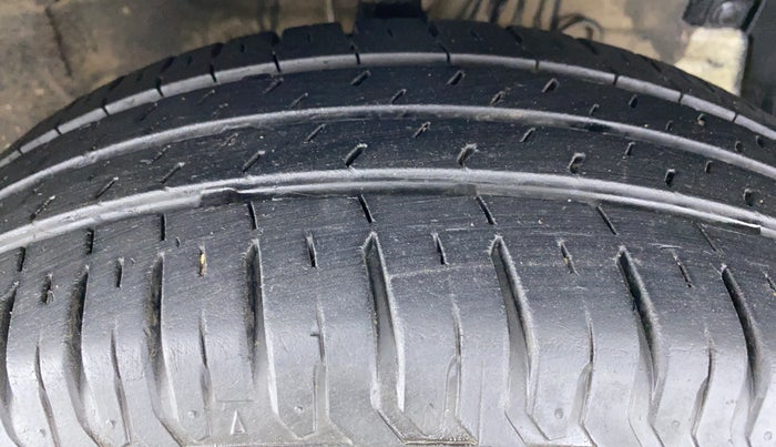 2017 Maruti Swift VXI OPT, CNG, Manual, 51,724 km, Right Front Tyre Tread