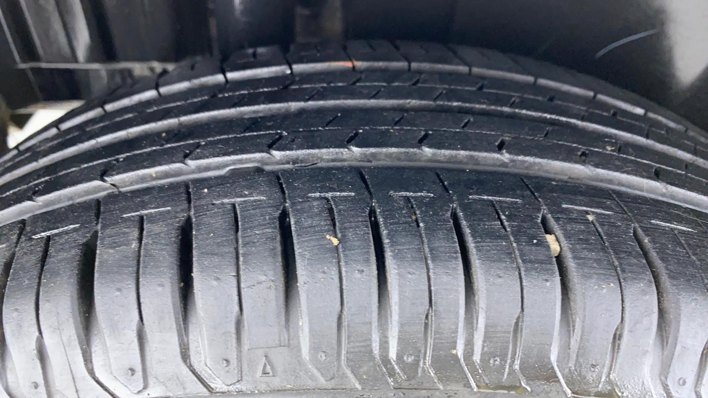 2017 Maruti Swift VXI OPT, CNG, Manual, 51,724 km, Right Rear Tyre Tread