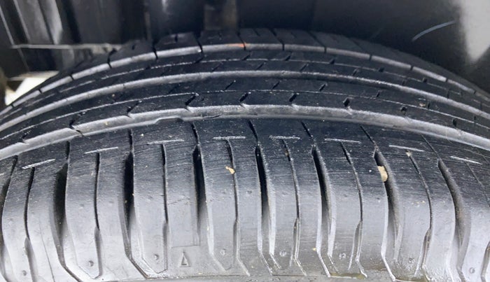 2017 Maruti Swift VXI OPT, CNG, Manual, 51,724 km, Right Rear Tyre Tread