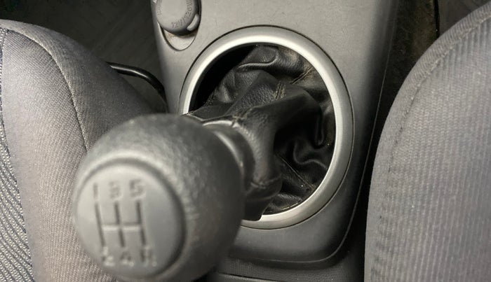 2010 Maruti Swift VXI D, Petrol, Manual, 62,554 km, Gear lever - Boot cover slightly torn