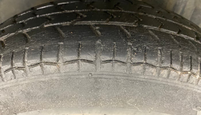 2010 Maruti Swift VXI D, Petrol, Manual, 62,554 km, Left Rear Tyre Tread