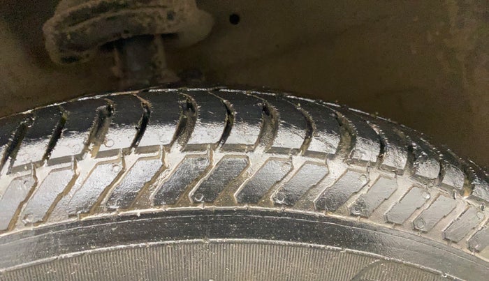 2015 Maruti Swift Dzire VXI, Petrol, Manual, 71,542 km, Left Front Tyre Tread
