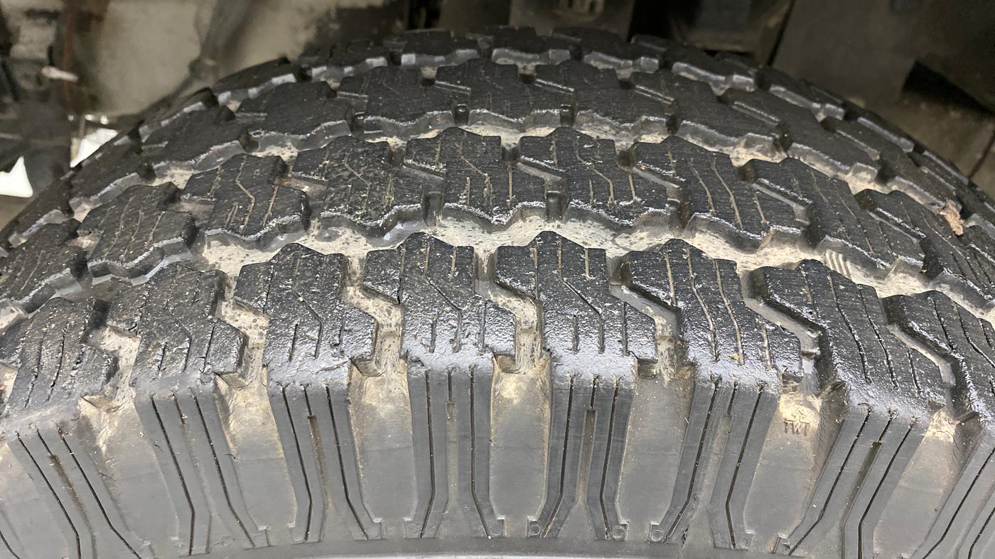 2012 Mahindra Bolero ZLX, Diesel, Manual, 52,055 km, Left Front Tyre Tread
