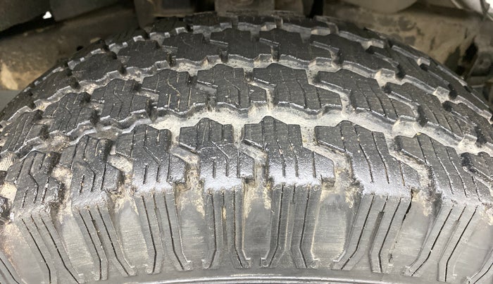 2012 Mahindra Bolero ZLX, Diesel, Manual, 52,055 km, Right Front Tyre Tread