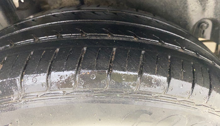 2015 Maruti Swift ZXI, Petrol, Manual, 82,313 km, Right Rear Tyre Tread