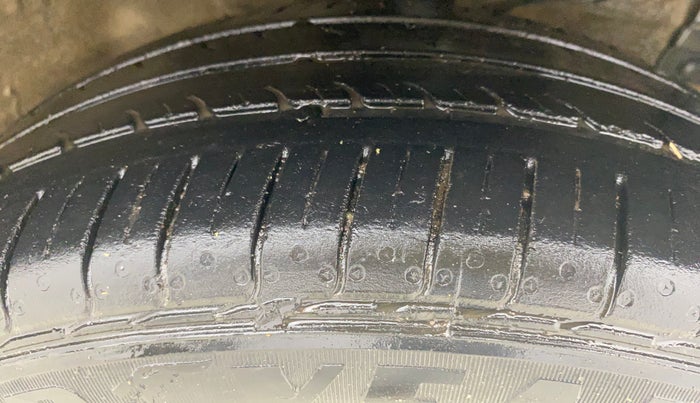 2015 Maruti Swift ZXI, Petrol, Manual, 82,313 km, Right Front Tyre Tread