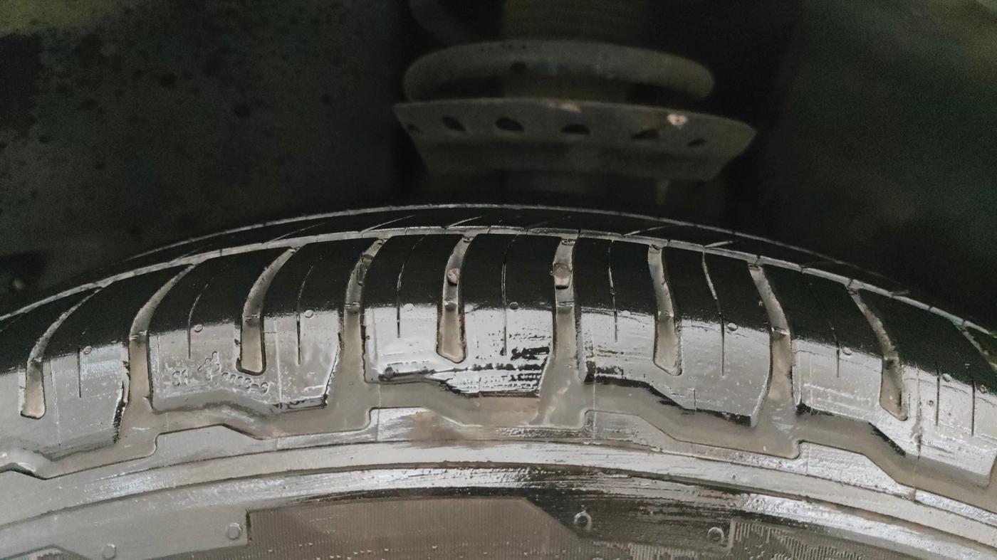 2020 Tata Harrier XZA PLUS 2.0L, Diesel, Automatic, 64,403 km, Left Front Tyre Tread
