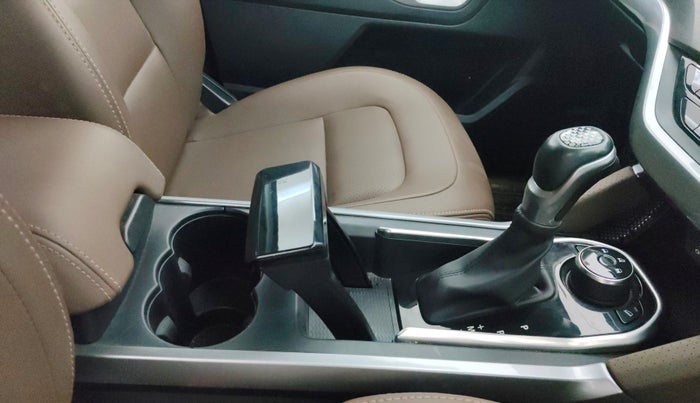 2020 Tata Harrier XZA PLUS 2.0L, Diesel, Automatic, 64,403 km, Gear Lever