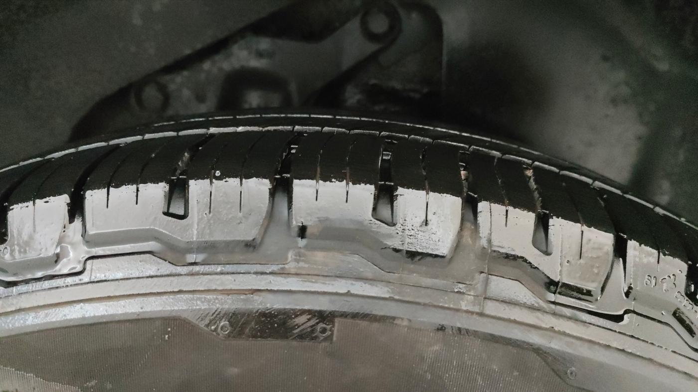 2020 Tata Harrier XZA PLUS 2.0L, Diesel, Automatic, 64,403 km, Left Rear Tyre Tread
