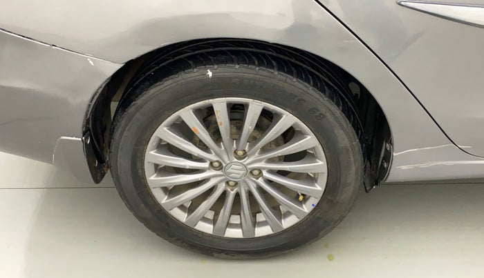 2017 Maruti Ciaz ALPHA  AT 1.4  PETROL, CNG, Automatic, 1,20,295 km, Right rear tyre - Tyre dimensions are different from each other