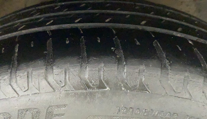 2017 Maruti Ciaz ALPHA  AT 1.4  PETROL, CNG, Automatic, 1,20,295 km, Right Front Tyre Tread