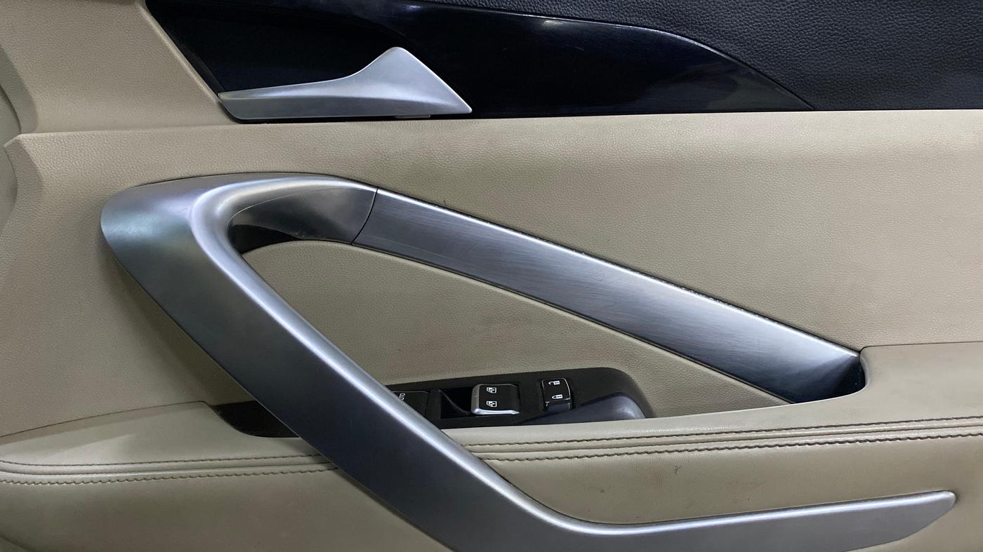 2022 MG HECTOR SHARP 1.5 PETROL CVT, Petrol, Automatic, 28,324 km, Driver Side Door Panels Control