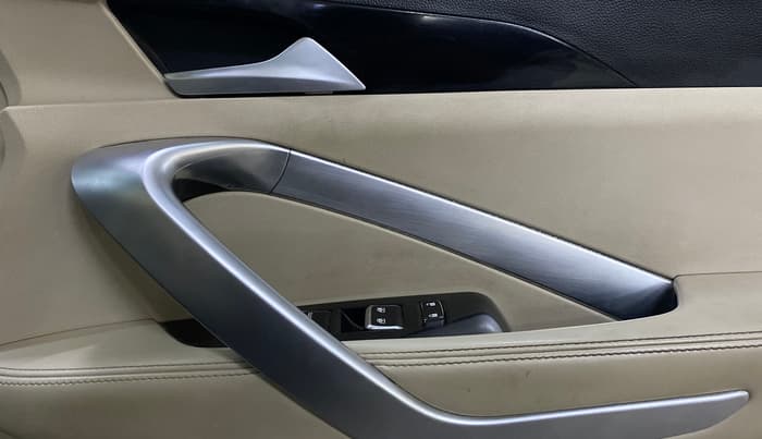2022 MG HECTOR SHARP 1.5 PETROL CVT, Petrol, Automatic, 28,388 km, Driver Side Door Panels Control