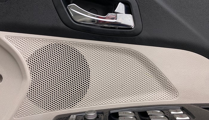 2022 Mahindra XUV300 W8 (O) 1.2 PETROL AMT, Petrol, Automatic, 11,127 km, Speaker