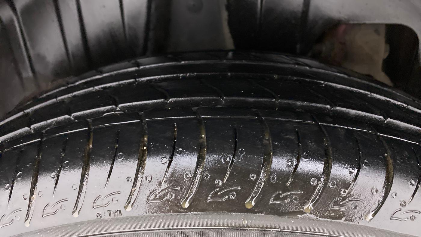 2022 Mahindra XUV300 W8 (O) 1.2 PETROL AMT, Petrol, Automatic, 11,127 km, Right Rear Tyre Tread