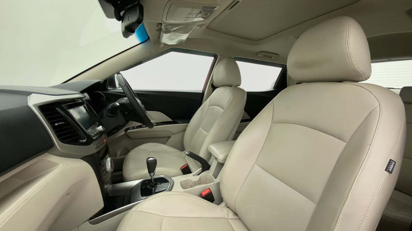 2022 Mahindra XUV300 W8 (O) 1.2 PETROL AMT, Petrol, Automatic, 11,127 km, Right Side Front Door Cabin