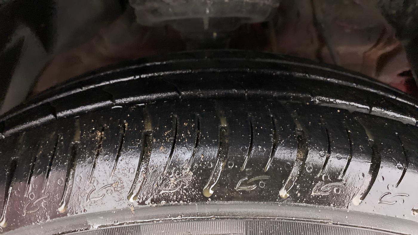 2022 Mahindra XUV300 W8 (O) 1.2 PETROL AMT, Petrol, Automatic, 11,127 km, Right Front Tyre Tread