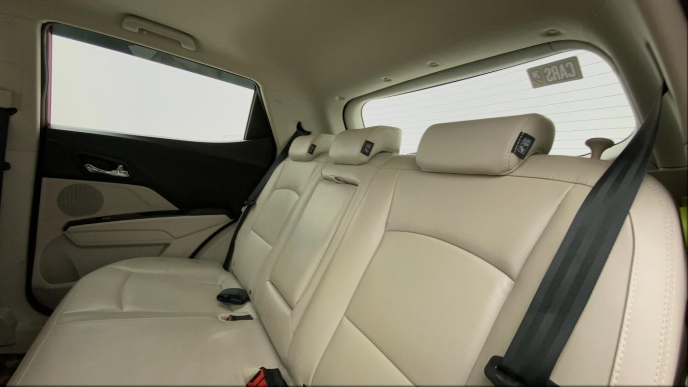 2022 Mahindra XUV300 W8 (O) 1.2 PETROL AMT, Petrol, Automatic, 11,127 km, Right Side Rear Door Cabin