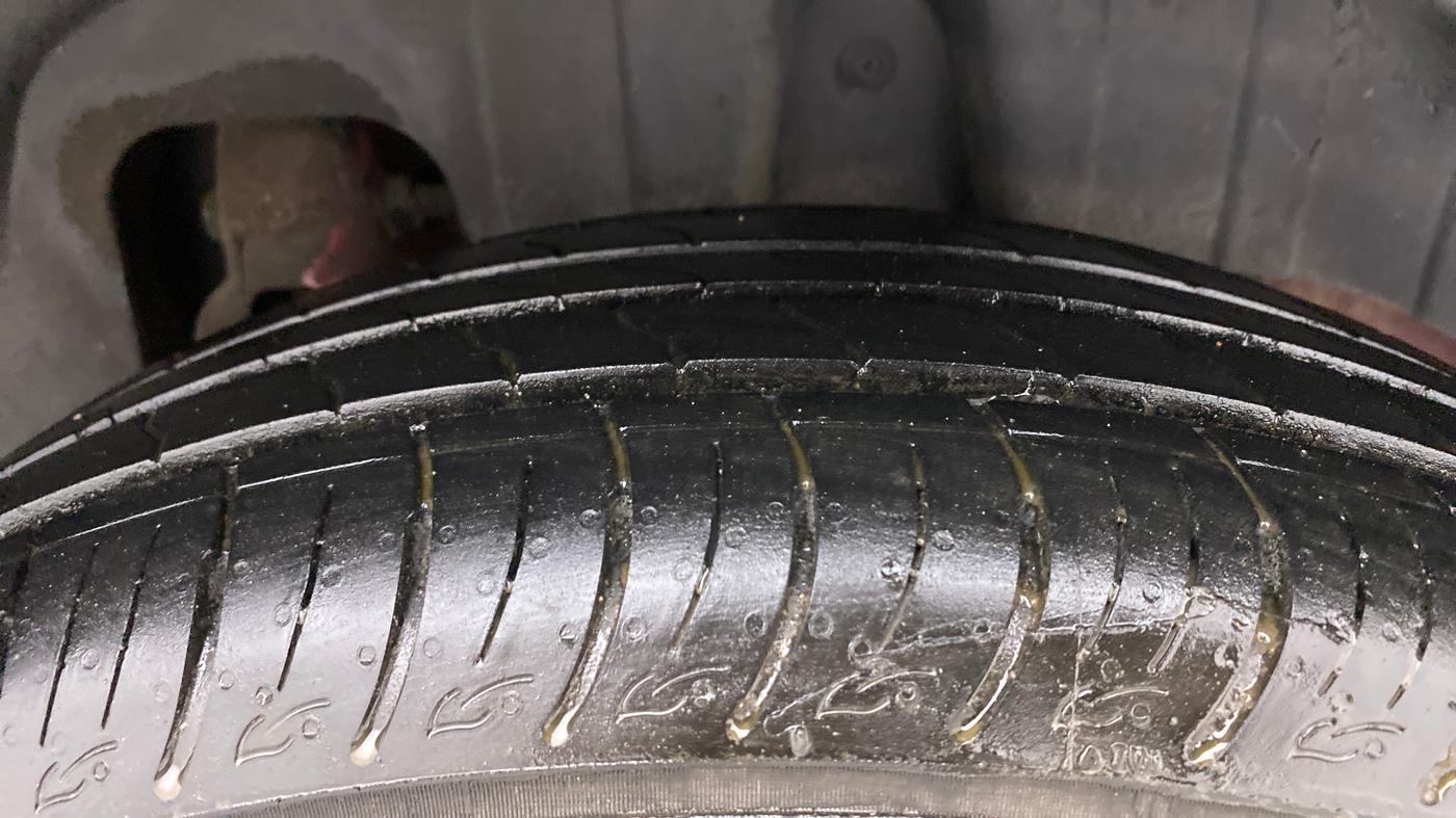 2022 Mahindra XUV300 W8 (O) 1.2 PETROL AMT, Petrol, Automatic, 11,127 km, Left Rear Tyre Tread