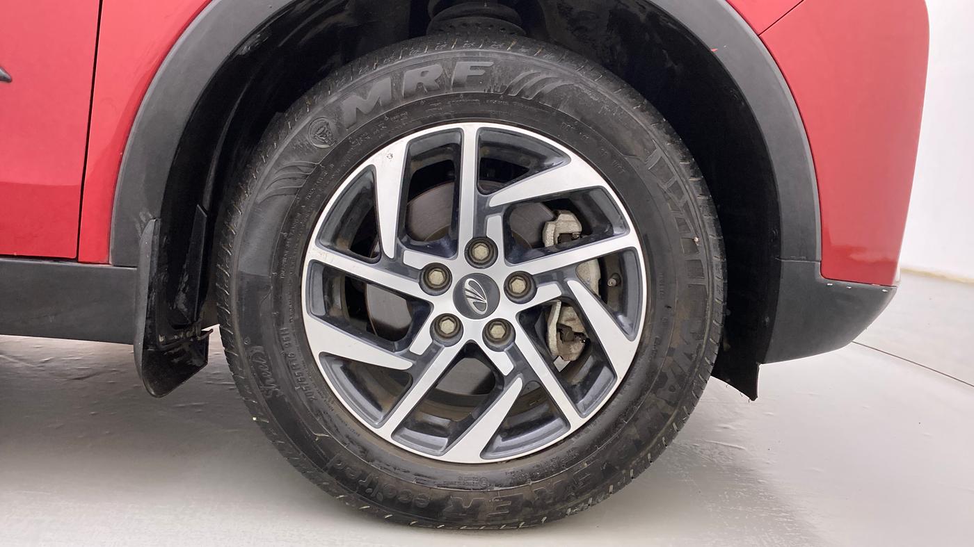 2022 Mahindra XUV300 W8 (O) 1.2 PETROL AMT, Petrol, Automatic, 11,127 km, Right Front Wheel