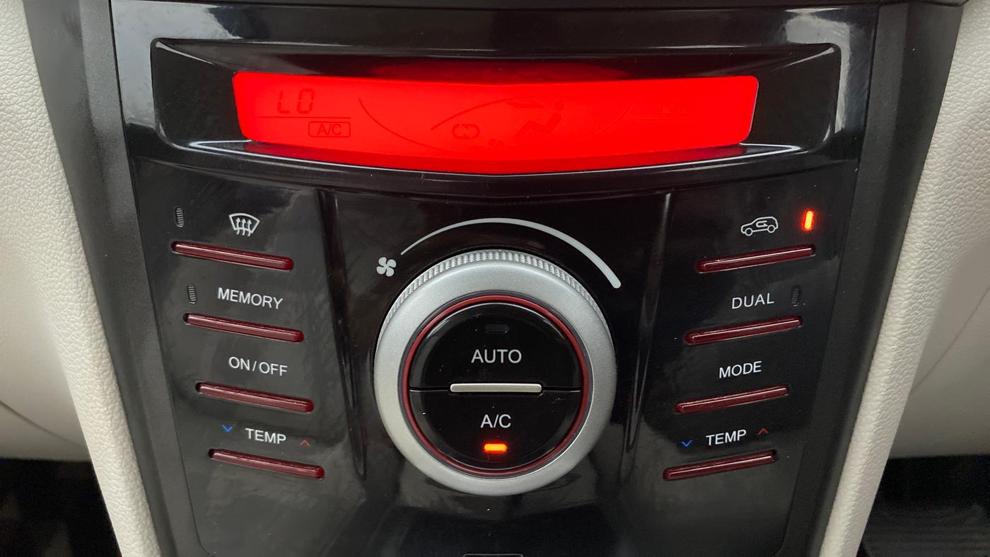 2022 Mahindra XUV300 W8 (O) 1.2 PETROL AMT, Petrol, Automatic, 11,127 km, Automatic Climate Control