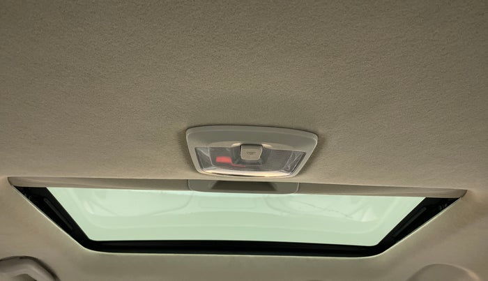 2022 Mahindra XUV300 W8 (O) 1.2 PETROL AMT, Petrol, Automatic, 11,127 km, Moonroof/ Sunroof
