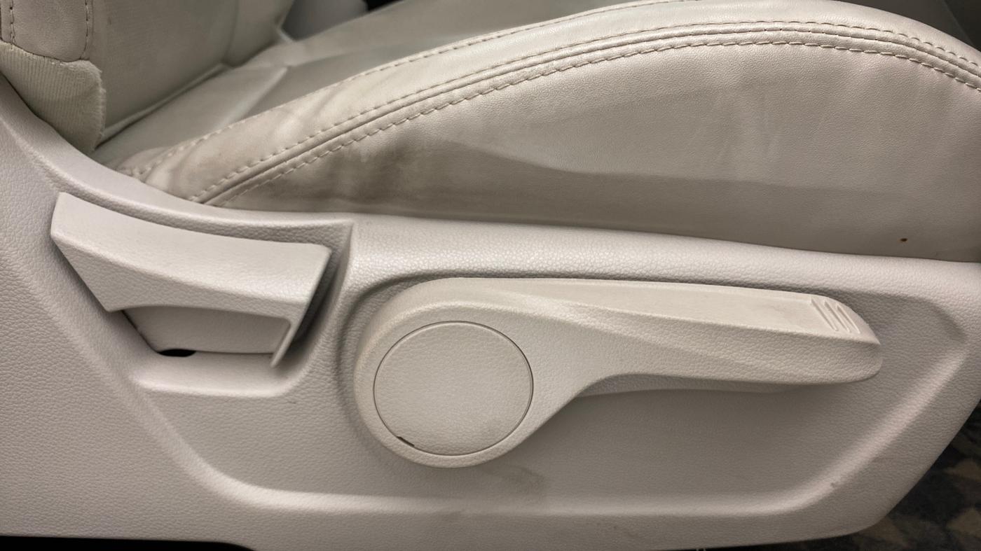 2022 Mahindra XUV300 W8 (O) 1.2 PETROL AMT, Petrol, Automatic, 11,127 km, Driver Side Adjustment Panel