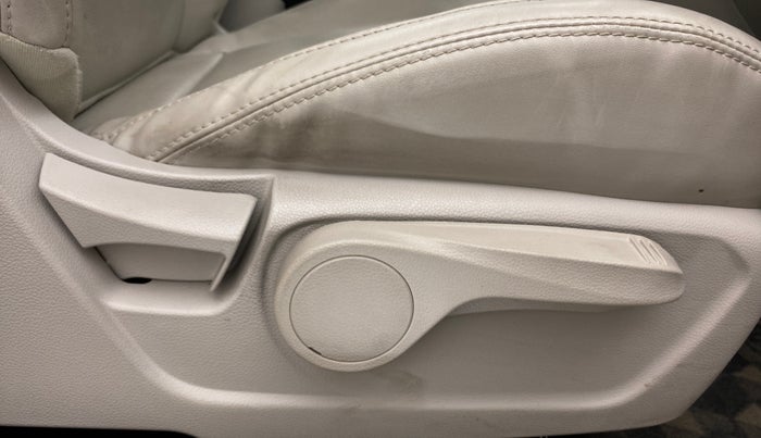 2022 Mahindra XUV300 W8 (O) 1.2 PETROL AMT, Petrol, Automatic, 11,127 km, Driver Side Adjustment Panel