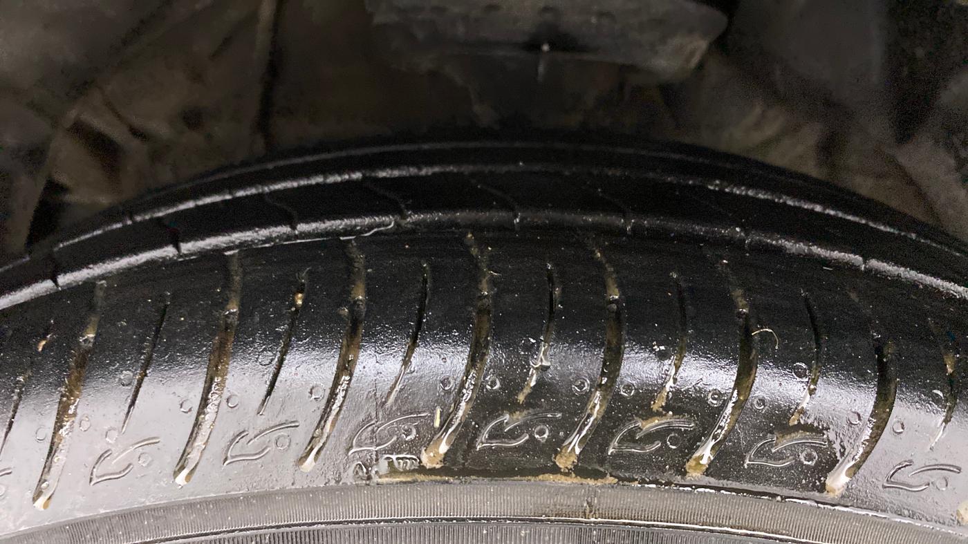 2022 Mahindra XUV300 W8 (O) 1.2 PETROL AMT, Petrol, Automatic, 11,127 km, Left Front Tyre Tread