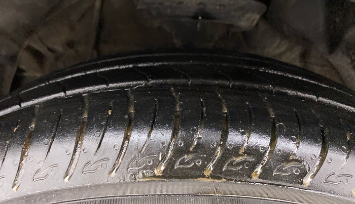 2022 Mahindra XUV300 W8 (O) 1.2 PETROL AMT, Petrol, Automatic, 11,127 km, Left Front Tyre Tread