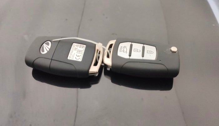 2022 Mahindra ALTURAS G4 4WD AT, Diesel, Automatic, 28,121 km, Key Close Up