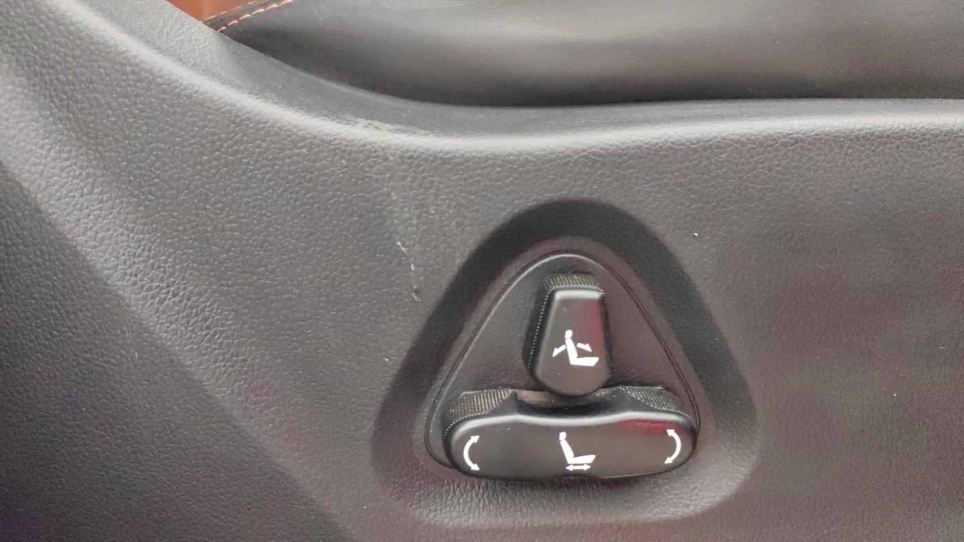 2022 Mahindra ALTURAS G4 4WD AT, Diesel, Automatic, 28,121 km, Driver Side Adjustment Panel
