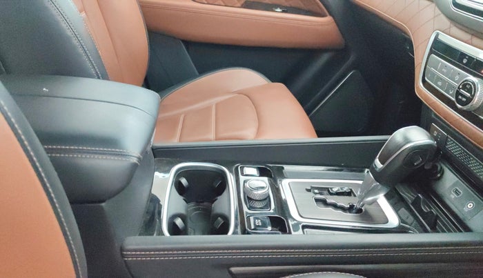 2022 Mahindra ALTURAS G4 4WD AT, Diesel, Automatic, 28,121 km, Gear Lever