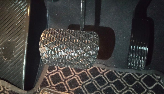 2022 Mahindra ALTURAS G4 4WD AT, Diesel, Automatic, 28,121 km, Pedals