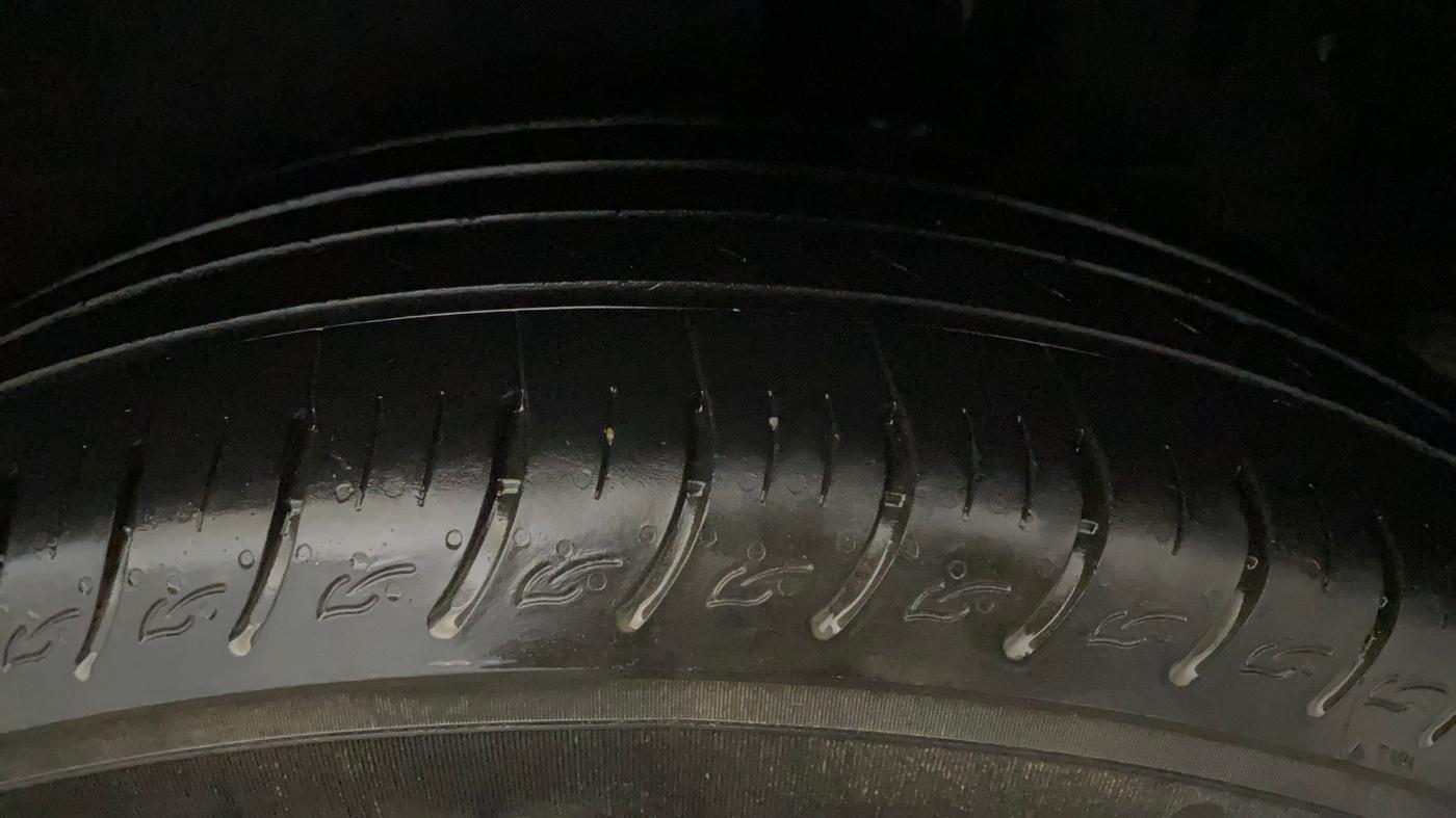 2022 KIA CARENS PRESTIGE PLUS 1.4 PETROL 7 STR, Petrol, Manual, 21,288 km, Left Rear Tyre Tread