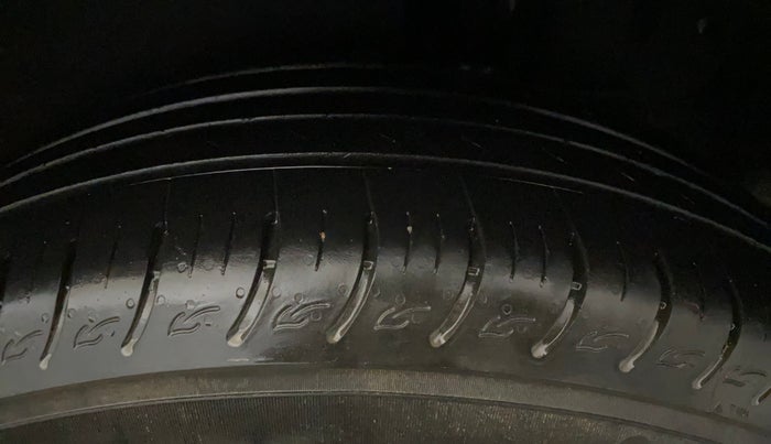 2022 KIA CARENS PRESTIGE PLUS 1.4 PETROL 7 STR, Petrol, Manual, 21,215 km, Left Rear Tyre Tread