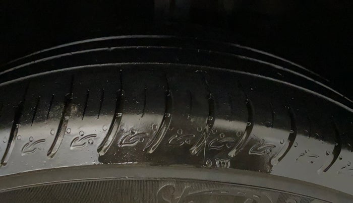 2022 KIA CARENS PRESTIGE PLUS 1.4 PETROL 7 STR, Petrol, Manual, 21,215 km, Right Front Tyre Tread