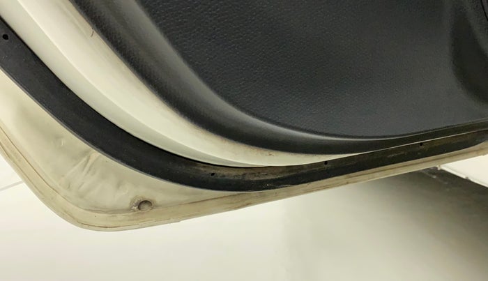 2011 Maruti Swift LXI, Petrol, Manual, 81,771 km, Rear left door - Slight discoloration