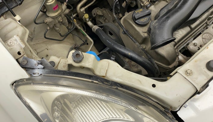 2011 Maruti Swift LXI, Petrol, Manual, 81,771 km, Right headlight - Clamp has minor damage