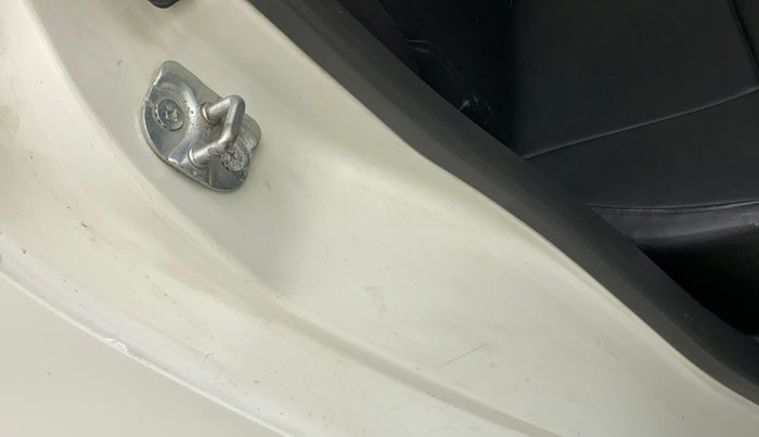 2011 Maruti Swift LXI, Petrol, Manual, 81,771 km, Right C pillar - Minor scratches