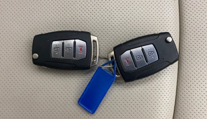 2021 Mahindra XUV300 W8 (O) 1.2 PETROL, Petrol, Manual, 55,687 km, Key Close Up