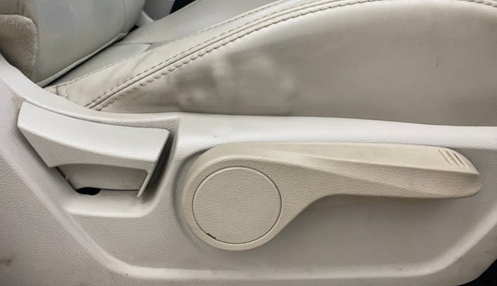 2021 Mahindra XUV300 W8 (O) 1.2 PETROL, Petrol, Manual, 55,687 km, Driver Side Adjustment Panel