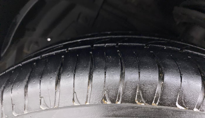 2015 Maruti Ciaz VXI+, Petrol, Manual, 60,751 km, Left Front Tyre Tread