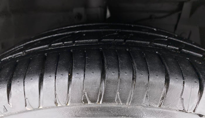 2015 Maruti Ciaz VXI+, Petrol, Manual, 60,751 km, Right Front Tyre Tread