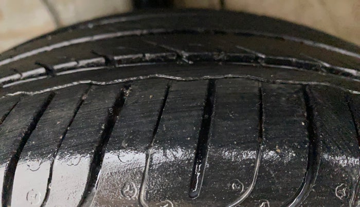 2011 Toyota Etios G, Petrol, Manual, 52,976 km, Left Front Tyre Tread