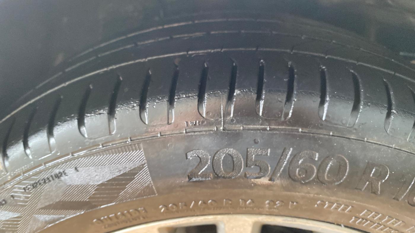 2014 Toyota Corolla Altis GL DIESEL, Diesel, Manual, 1,49,172 km, Right Front Tyre Tread