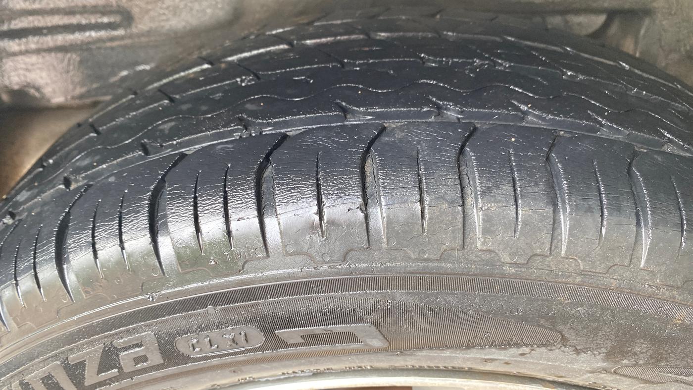 2014 Toyota Corolla Altis GL DIESEL, Diesel, Manual, 1,49,172 km, Right Rear Tyre Tread