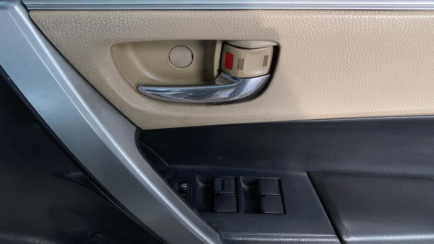 2014 Toyota Corolla Altis GL DIESEL, Diesel, Manual, 1,49,172 km, Driver Side Door Panels Control