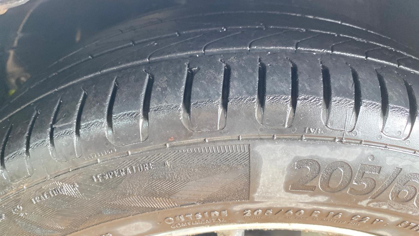 2014 Toyota Corolla Altis GL DIESEL, Diesel, Manual, 1,49,172 km, Left Front Tyre Tread